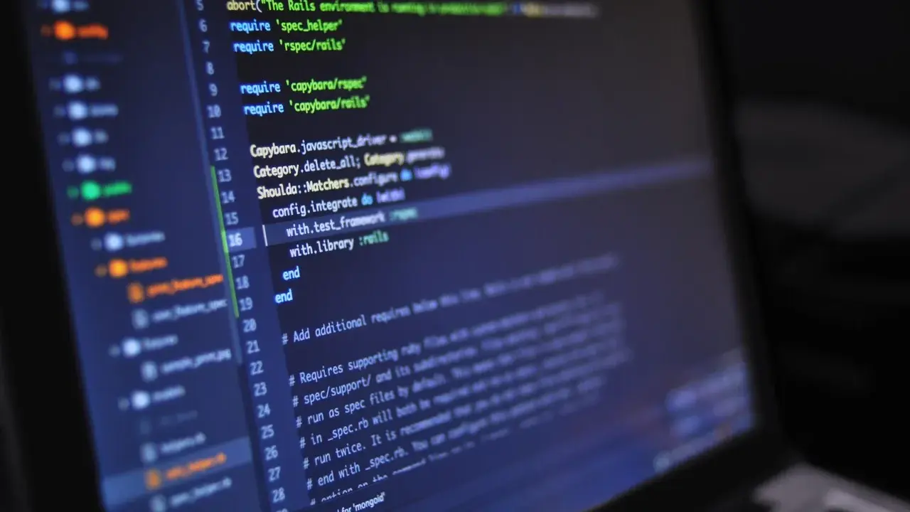Codice sorgente su schermo scuro, con evidenziate righe di Ruby per il **front end**.