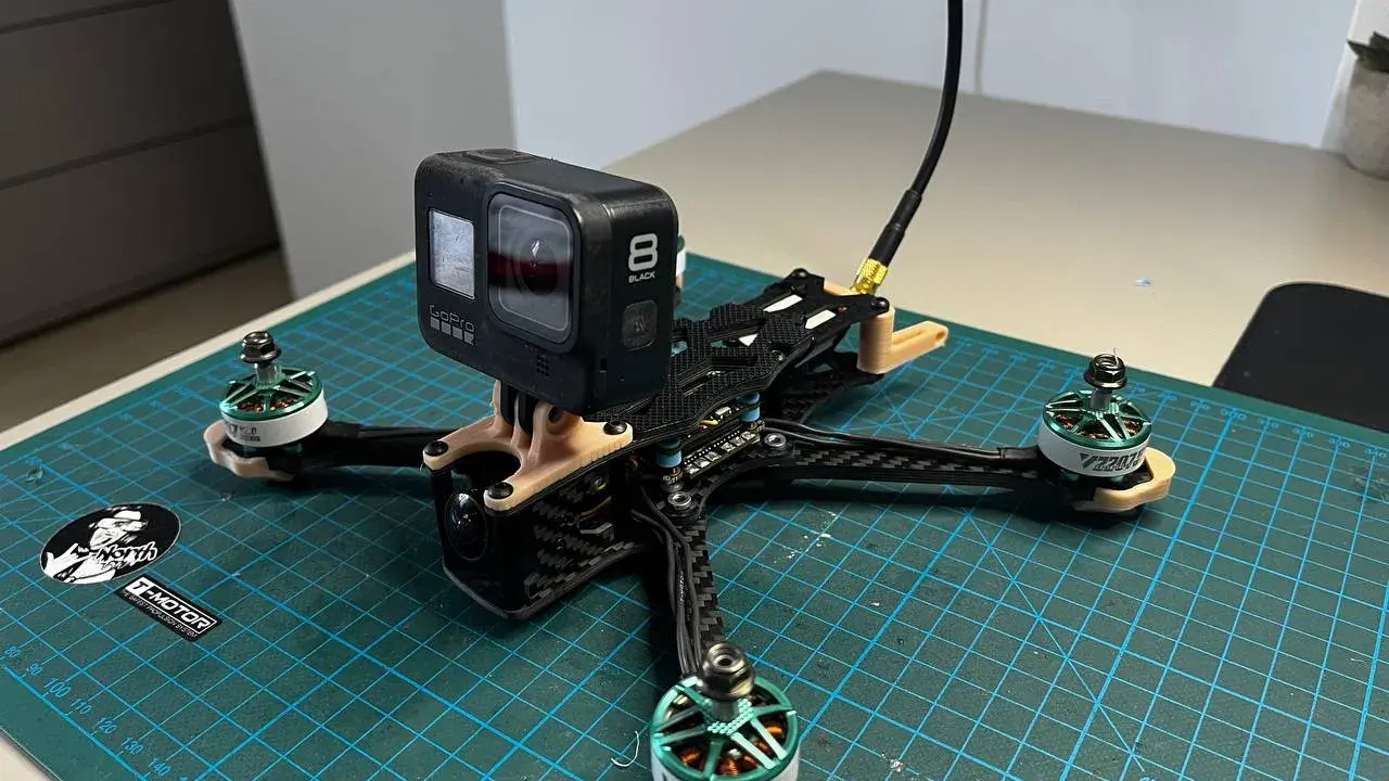 Un drone FPV in fase di costruzione, con GoPro Hero 8 montata, pronto per il volo.