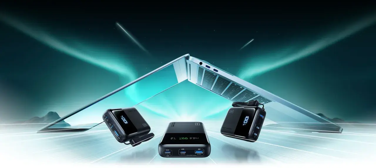 Tre alimentatori portatili, uno dei quali con display digitale al 100%, pronti a fornire energia. Un laptop aperto fluttua sullo sfondo, suggerendo la potenza di un alimentatore 100 ampere.