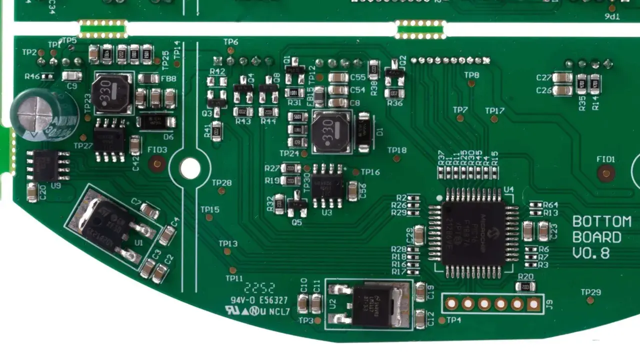 Scheda elettronica con componenti SMD, microcontrollore e connettori. Guida per capire come leggere una scheda elettronica.