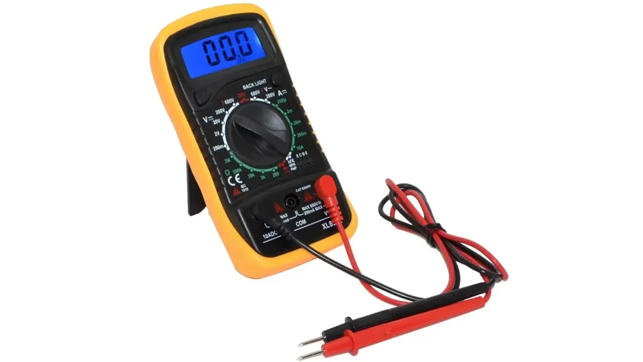 Multimetro giallo con display blu, pronto per testare transistor e altri componenti elettronici.