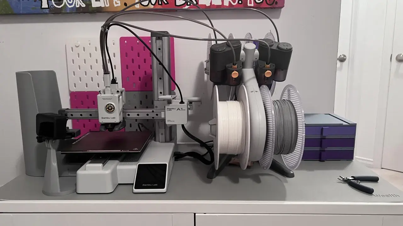 Stampante 3D Bambu Lab A1 mini con AMS lite, pronta per stampe multicolore.