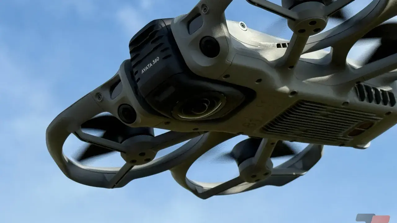 DJI Avata in volo, pronto per nuove avventure. Il suo design compatto e le eliche protette sono perfetti per chi cerca un drone agile e sicuro, ideale anche per chi è alle prime armi e necessita del patentino.