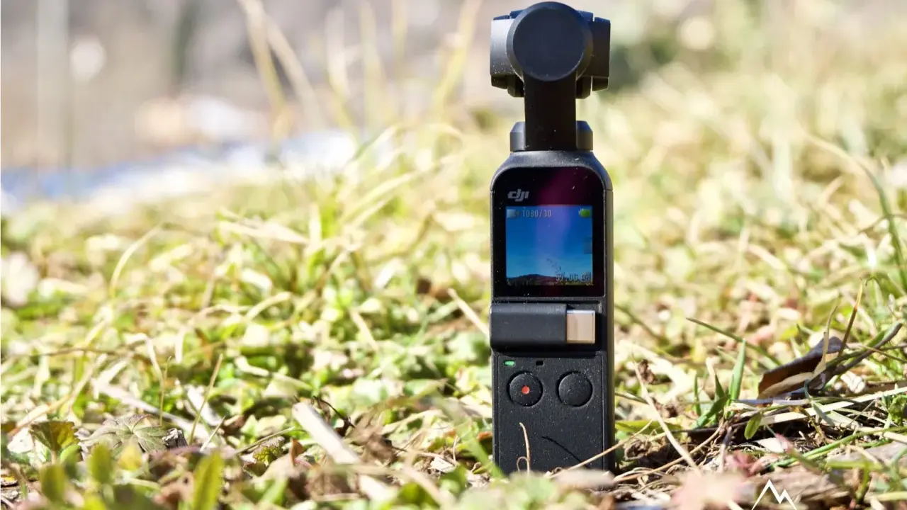 DJI Osmo Pocket in erba, pronto per scoprire come collegare la telecamera del drone al telefono per riprese aeree mozzafiato.