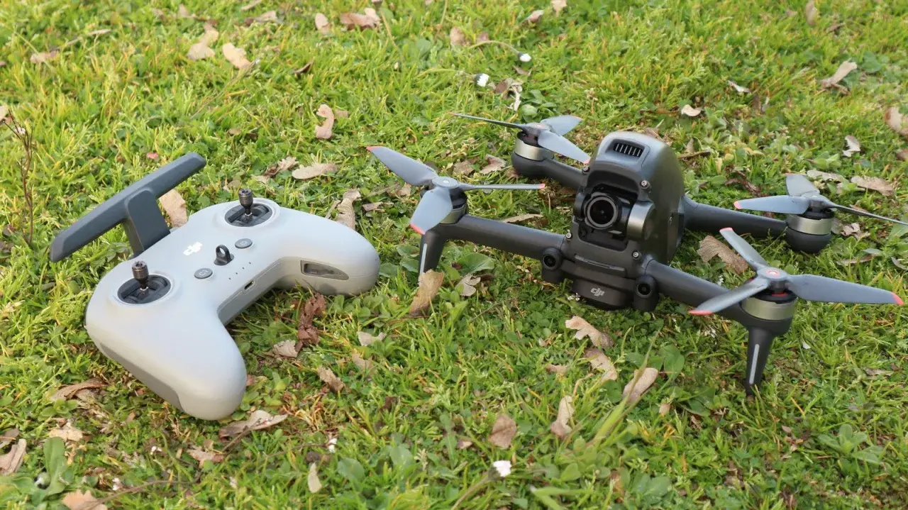 DJI FPV pronto al decollo, con il suo radiocomando, per raggiungere la velocità massima in volo.