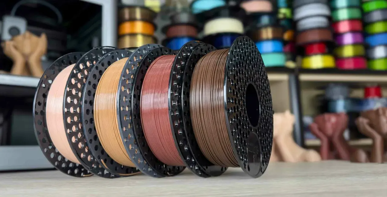 Bobine di colori per stampe 3d in tonalità naturali, pronte per dare vita a creazioni uniche.