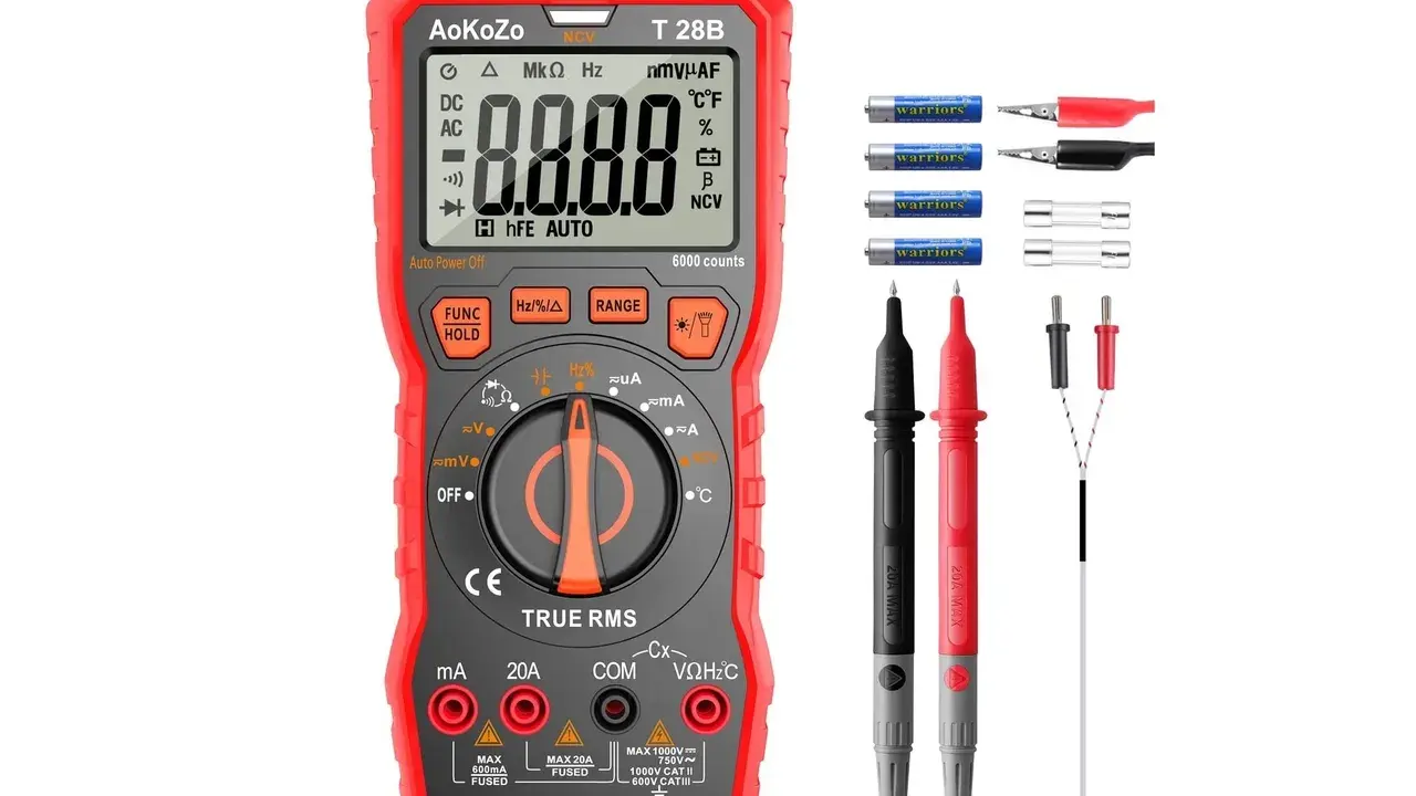 Multimetro rosso con puntali, batterie e fusibili. Utile per la prova transistor schema.