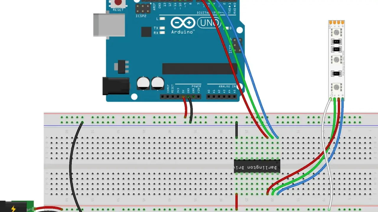 Arduino Uno collegato a una striscia led rgb tramite breadboard.