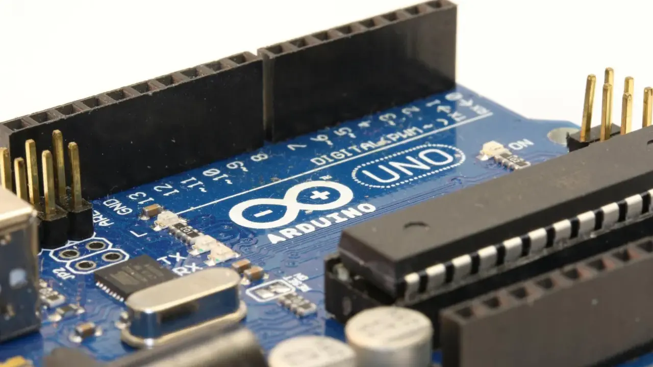 Primo piano di una scheda Arduino Uno, con il nome "ARDUINO" ben visibile. Ideale per progetti di elettronica.