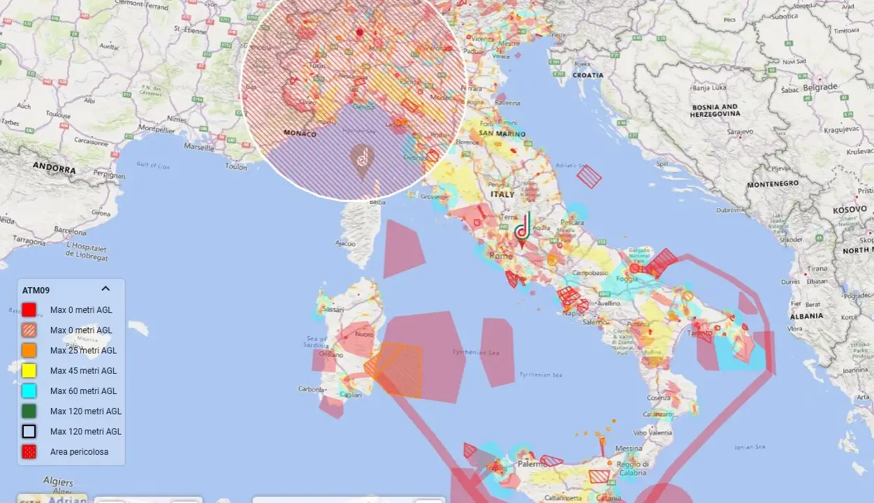 Mappa dell'Italia con aree colorate che indicano dove si può volare con il drone, con diverse restrizioni di altezza.