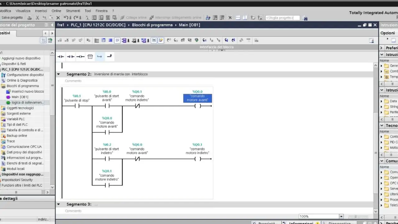 Programmatore che lavora su un software di automazione industriale, creando una logica di controllo per motori.