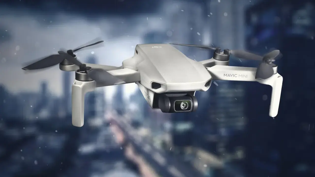 Drone Mavic Mini in volo, pronto per catturare immagini mozzafiato. Richiede autorizzazione volo drone comune per operare in sicurezza.