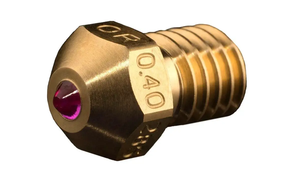 Ugello in ottone da 0.40 mm con inserto in rubino, pronto per stampare dettagli finissimi.