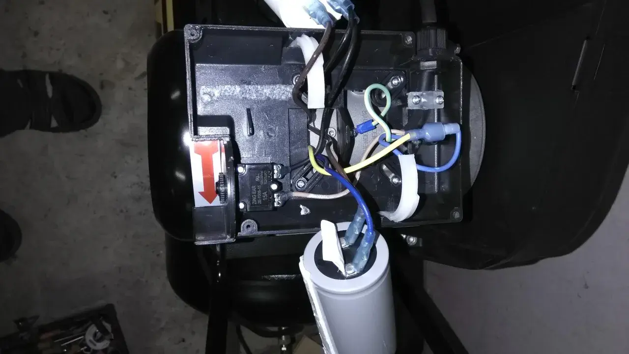 Il condensatore su un motore elettrico serve a creare lo sfasamento necessario per l'avviamento e il funzionamento, garantendo una rotazione fluida.