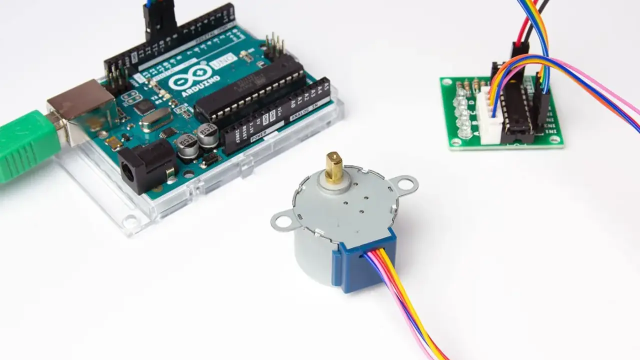 Arduino Uno collegato a un driver ULN2003 per controllare un motore passo-passo.