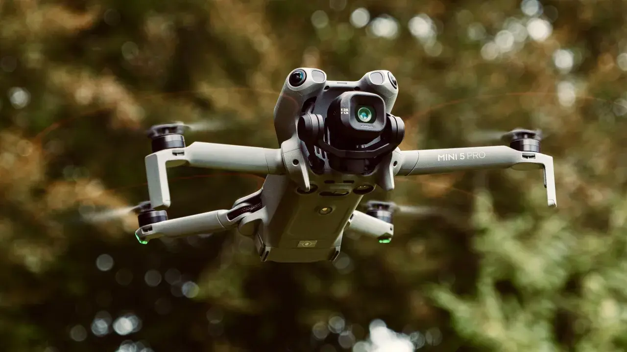 Un drone DJI Mini 5 Pro in volo. Per pilotare un drone sotto i 250 grammi, in Italia, non servono patentini specifici, ma è fondamentale conoscere le regole.