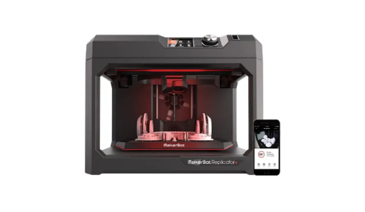 Stampante 3D MakerBot Replicator+ con smartphone che mostra il processo di stampa. Le tecnologie stampa 3d rendono possibile la creazione di oggetti complessi.