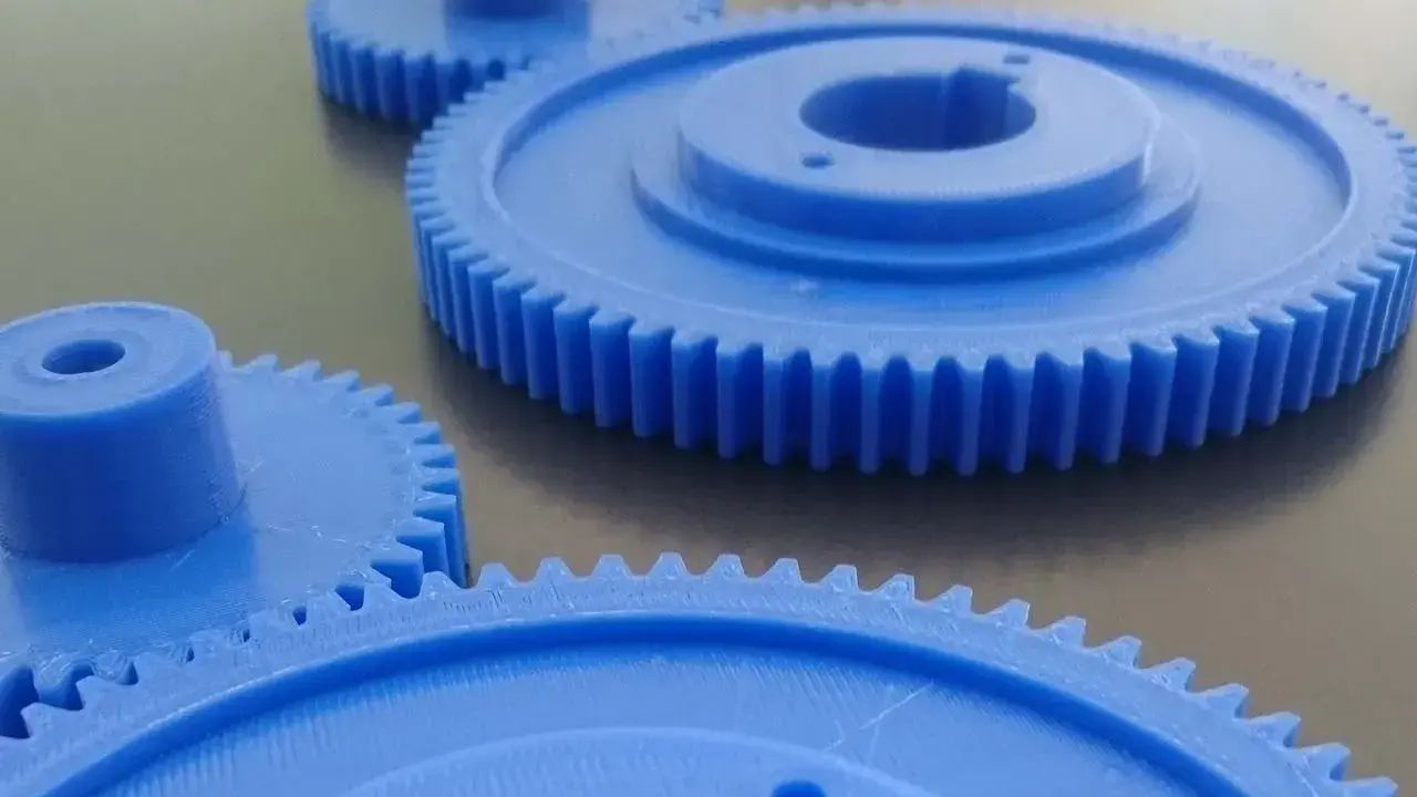 Ingranaggi blu stampati in 3D, perfetti per progetti fai-da-te. Questi disegni ingranaggi da stampare sono pronti per dare vita alle tue idee meccaniche.