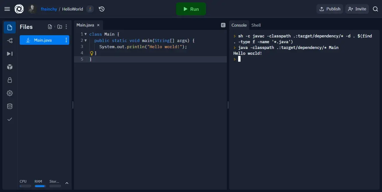 Un esempio di java tutorial italiano: codice "Hello World!" in un editor, con output nella console.