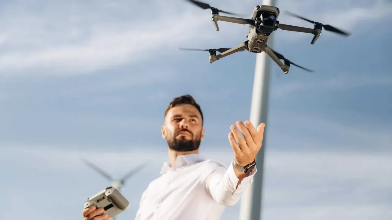 Uomo con telecomando e drone in volo, pronto per il suo patentino drone Lussemburgo.