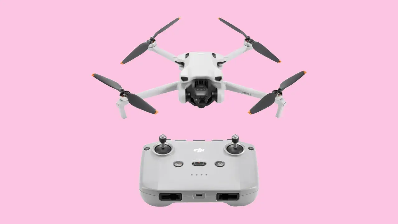 Il drone DJI Mini 3 e il suo radiocomando, pronti per esplorare le **caratteristiche** di volo.