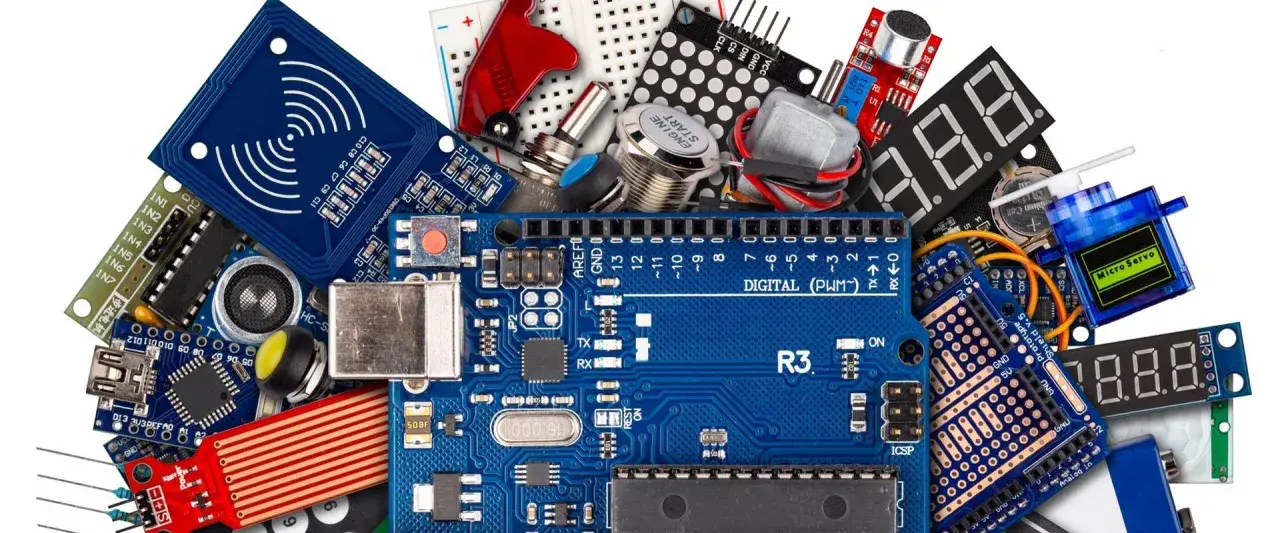 Componenti elettronici per progetti con Arduino: scheda, sensori, display, motori e altro. Un vero kit per il tuo manuale Arduino.