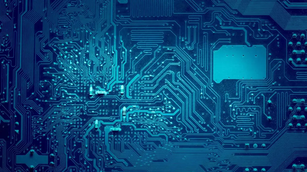 Schema di circuiti stampati blu, che illustra la differenza tra firmware e software, con percorsi intricati e componenti elettronici.
