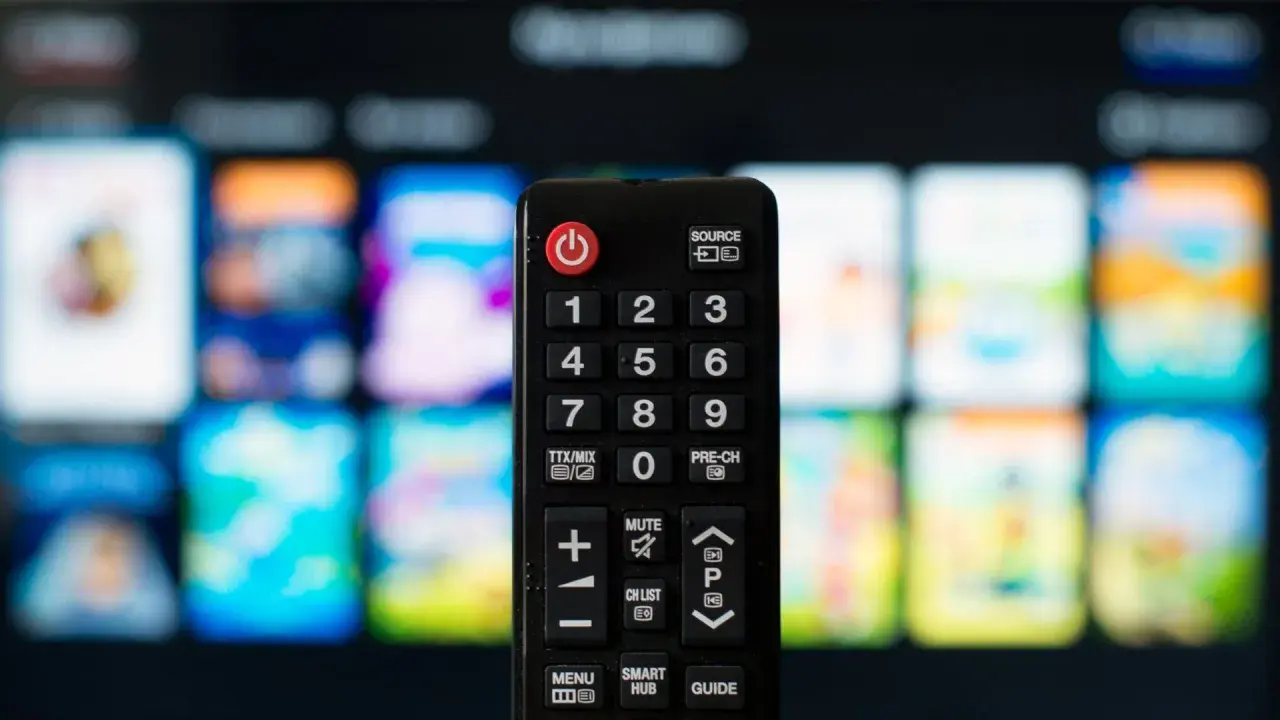 Telecomando nero con tastierino numerico e pulsanti funzione, pronto per impostare il codice telecomando universale per la TV.