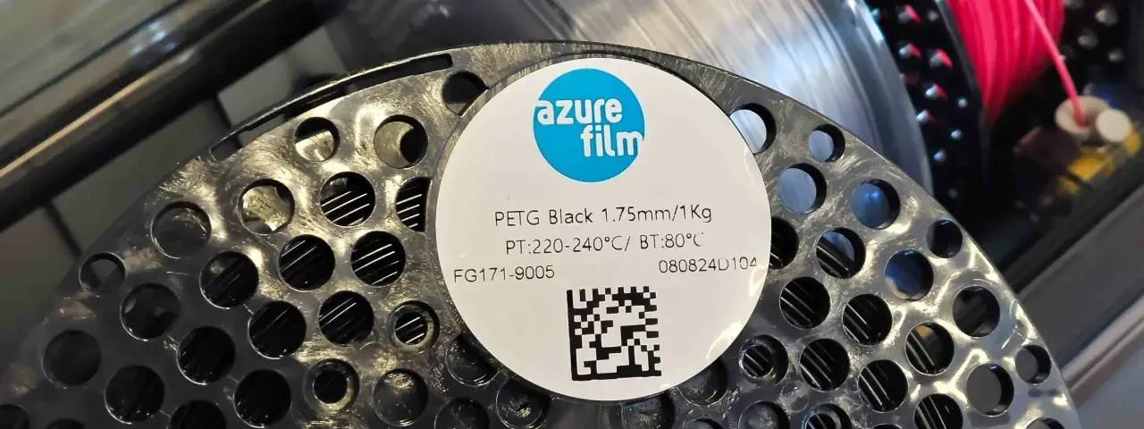 Bobina di PETG nero 1.75mm. La temperatura di rammollimento (BT) è 80°C, ideale per stampe resistenti.