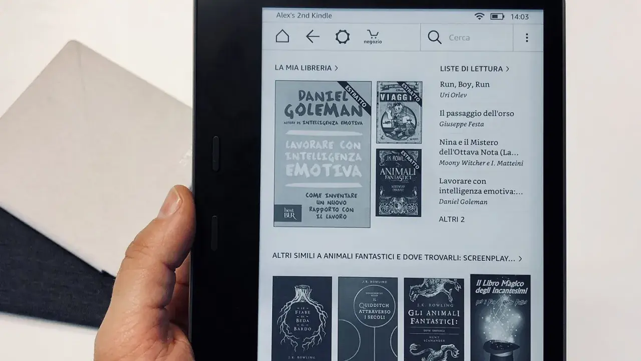 La libreria del Kindle mostra come scaricare libri, con titoli come "Lavorare con intelligenza emotiva".