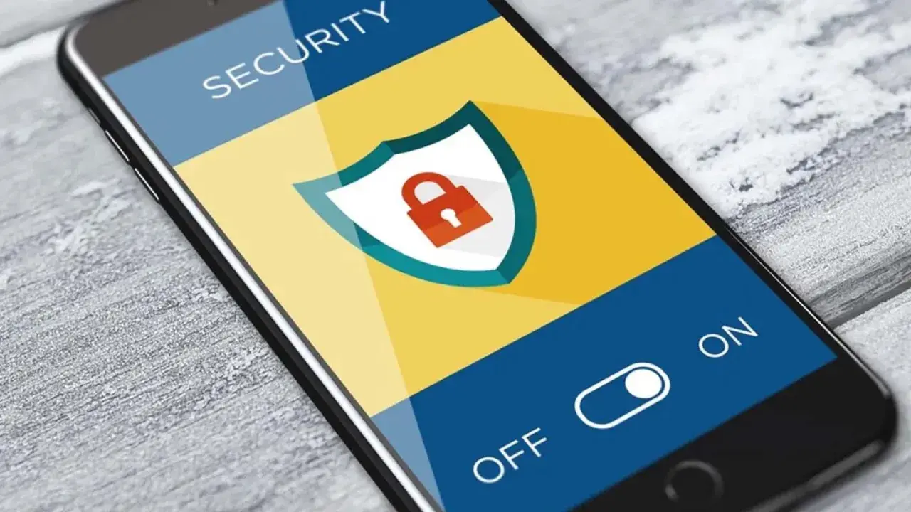 Schermo di un tablet con icona di lucchetto e testo "SECURITY". Software di protezione attivo.