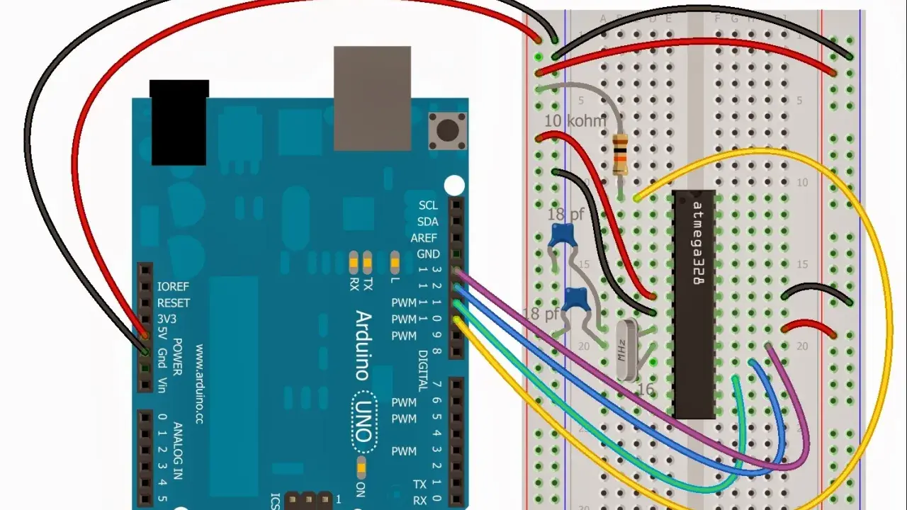 Arduino UNO collegato a breadboard con microcontrollore ATmega328. Un esempio di come si scrive sketch per elettronica.