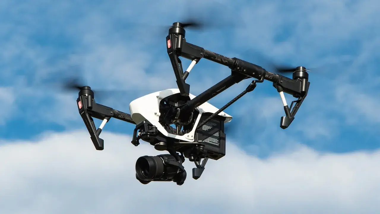 Drone in volo, pronto per un nuovo servizio. Il rinnovo patentino drone è fondamentale per operare in sicurezza.