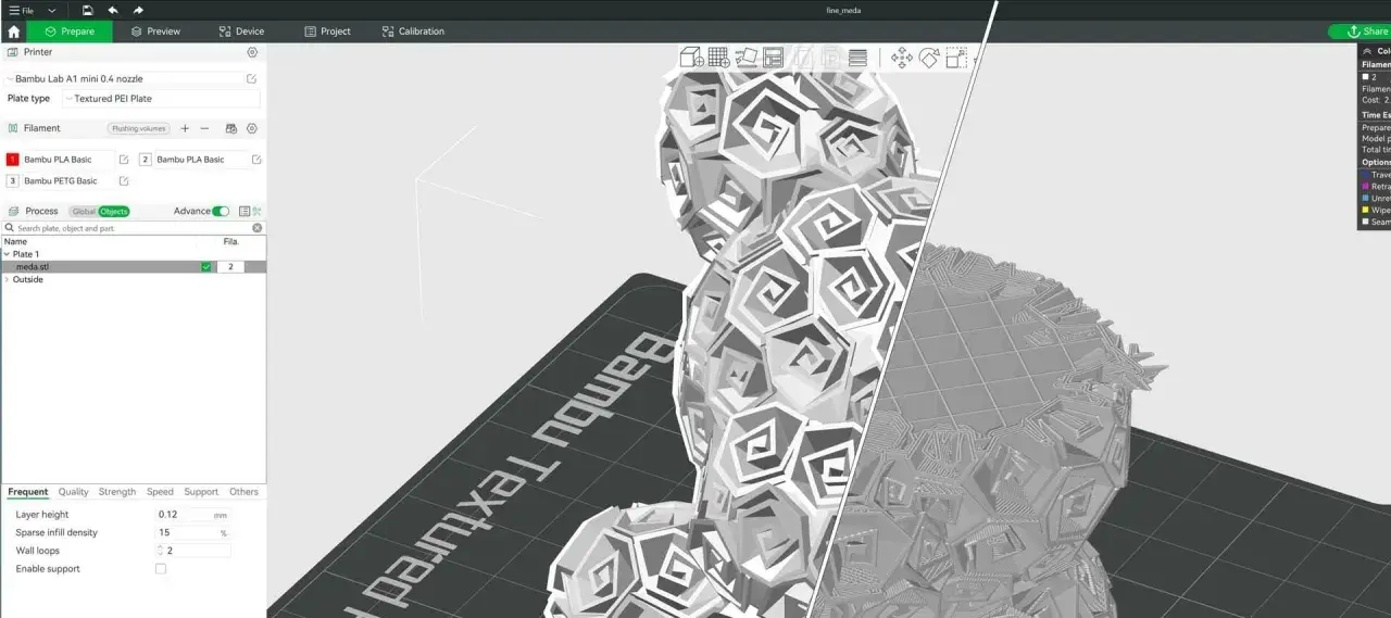Interfaccia software per la stampa 3D, con un modello geometrico complesso in fase di preparazione. Ideale per chi cerca progetti 3d gratis.