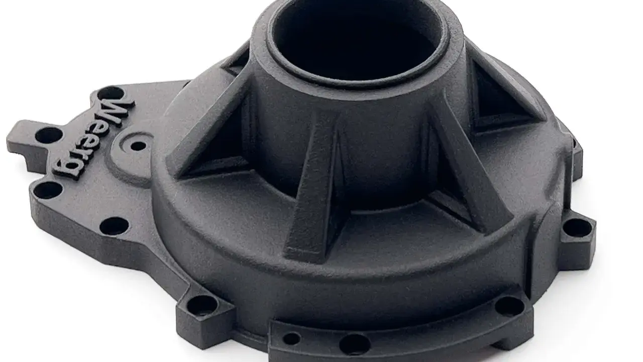 Componente nero con logo "Weerg", realizzato con stampante 3d nylon, presenta un foro centrale e rinforzi strutturali.