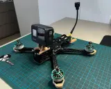 Un drone FPV in fase di costruzione, con GoPro Hero 8 montata, pronto per il volo.
