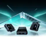 Tre alimentatori portatili, uno dei quali con display digitale al 100%, pronti a fornire energia. Un laptop aperto fluttua sullo sfondo, suggerendo la potenza di un alimentatore 100 ampere.