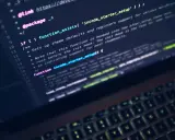 Schermo con codice Python evidenziato, che mostra una funzione per l'inizializzazione di un tema WordPress.