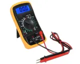 Multimetro giallo con display blu, pronto per testare transistor e altri componenti elettronici.