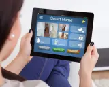 Controllo domotica Arduino su tablet: telecamere, serrature, temperatura, acqua, suoni e report.