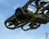 DJI Avata in volo, pronto per nuove avventure. Il suo design compatto e le eliche protette sono perfetti per chi cerca un drone agile e sicuro, ideale anche per chi è alle prime armi e necessita del patentino.
