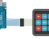 Arduino UNO collegato a un keypad numerico tramite cavi.