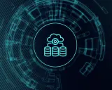 Icona stilizzata di un cloud con ingranaggio e tre pile di dischi, che simboleggia il database. Capire SQL cos'è è fondamentale per gestire questi dati.