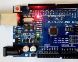 Microcontrollore Arduino UNO R3 con cavo USB collegato e LED accesi. Pronto per progetti di elettronica.