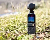 DJI Osmo Pocket in erba, pronto per scoprire come collegare la telecamera del drone al telefono per riprese aeree mozzafiato.