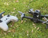 DJI FPV pronto al decollo, con il suo radiocomando, per raggiungere la velocità massima in volo.
