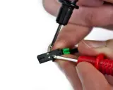 Mani che testano un connettore con puntali, forse per verificare un termistore in corto.