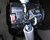 Il condensatore su un motore elettrico serve a creare lo sfasamento necessario per l'avviamento e il funzionamento, garantendo una rotazione fluida.