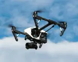 Drone in volo con telecamera. Per pilotarlo in certe situazioni, quando serve il patentino per il drone, è necessaria una licenza.
