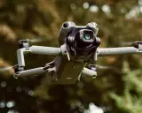 Un drone DJI Mini 5 Pro in volo. Per pilotare un drone sotto i 250 grammi, in Italia, non servono patentini specifici, ma è fondamentale conoscere le regole.